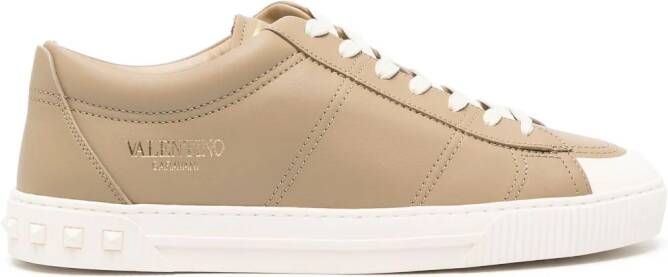 Valentino Garavani Cityplanet sneakers met studs Beige