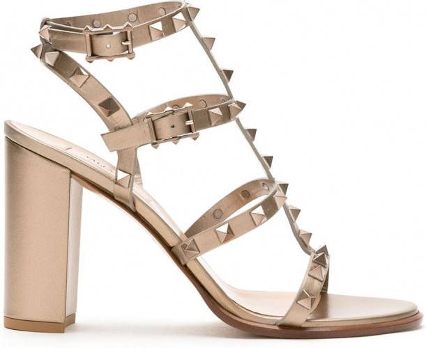 Valentino Garavani Rockstud gekooide sandalen Goud