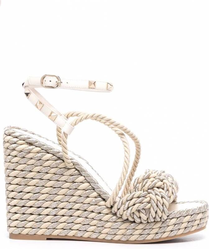 Valentino Garavani Rockstud sandalen met sleehak Beige