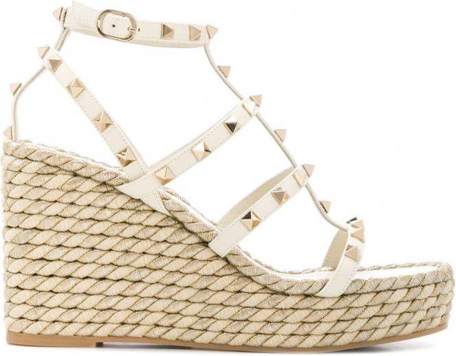 Valentino Garavani Rockstud sandalen met sleehak Beige