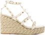 Valentino Garavani Rockstud sandalen met sleehak Beige - Thumbnail 1