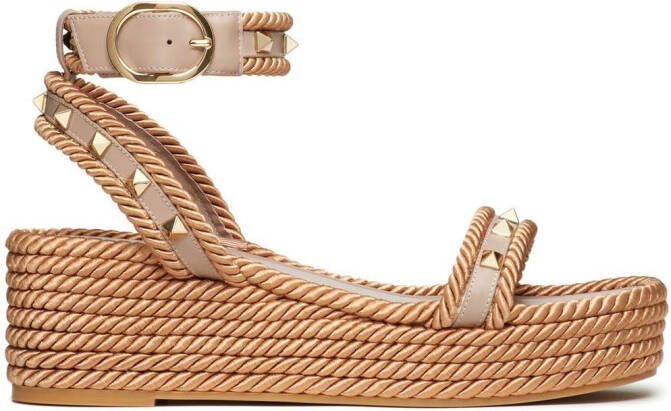 Valentino Garavani Rockstud sandalen met sleehak Beige