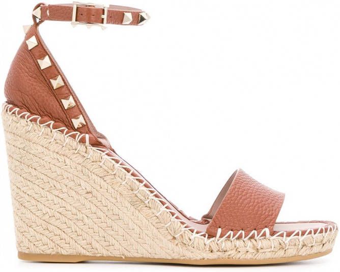 Valentino Garavani Rockstuds sandalen met dubbele sleehak Bruin -  Schoenen.nl