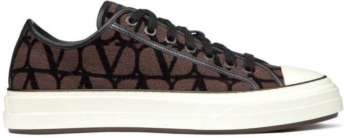 Valentino Garavani Sneakers met print Bruin