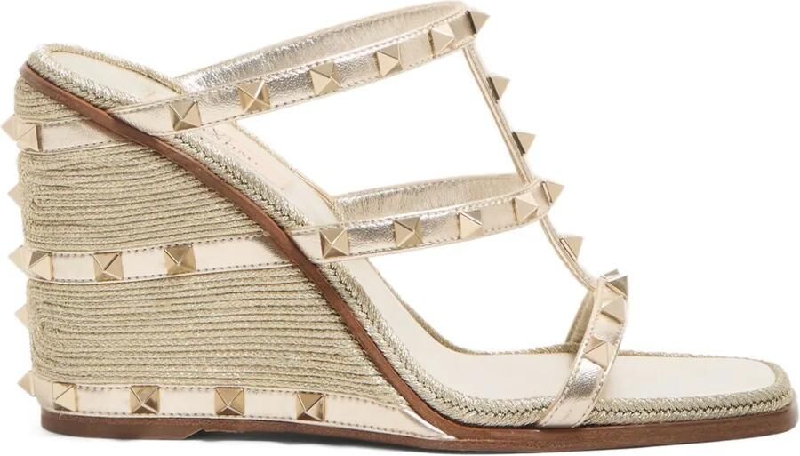 Valentino Garavani 100 mm Rockstud sandalen met sleehak Goud