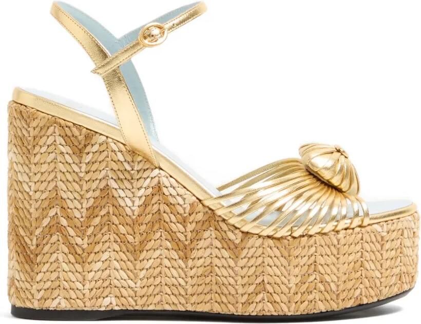 Valentino Garavani Coeur Royal Wedge sandalen van gelamineerd nappa Goud