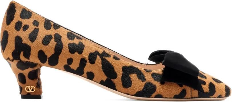 Valentino Garavani Pumps met luipaardprint en suède afwerking Beige