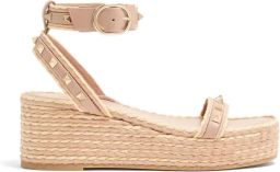 Valentino Garavani Rockstud kalfsleren sandalen met plateauzool Beige