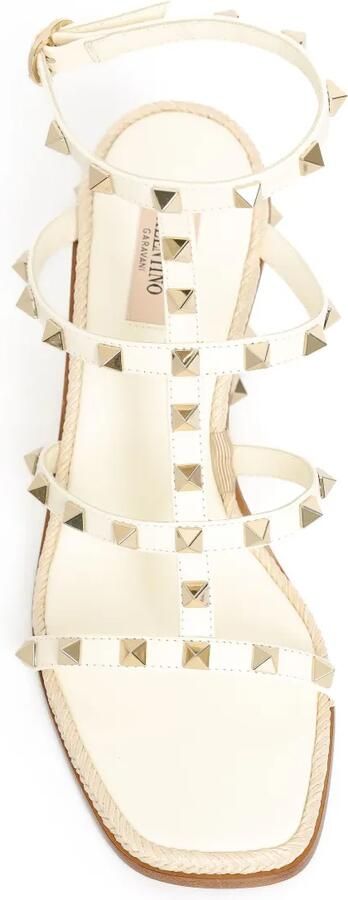 Valentino Garavani Rockstud kalfsleren sandalen met sleehak en Cornely-borduurwerk Beige