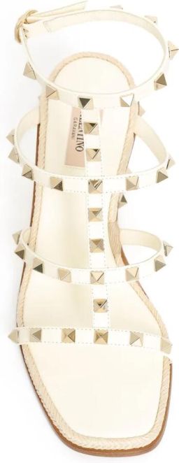 Valentino Garavani Rockstud kalfsleren sandalen met sleehak en Cornely-borduurwerk Beige