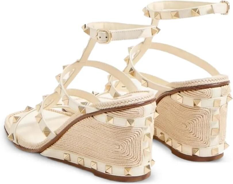 Valentino Garavani Rockstud kalfsleren sandalen met sleehak en Cornely-borduurwerk Beige - Foto 3