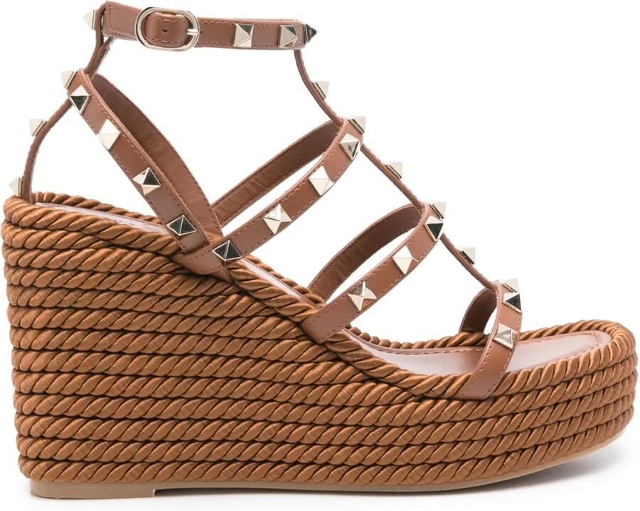 Valentino Garavani Rockstud kalfsleren sandalen met sleehak en enkelbandje Bruin
