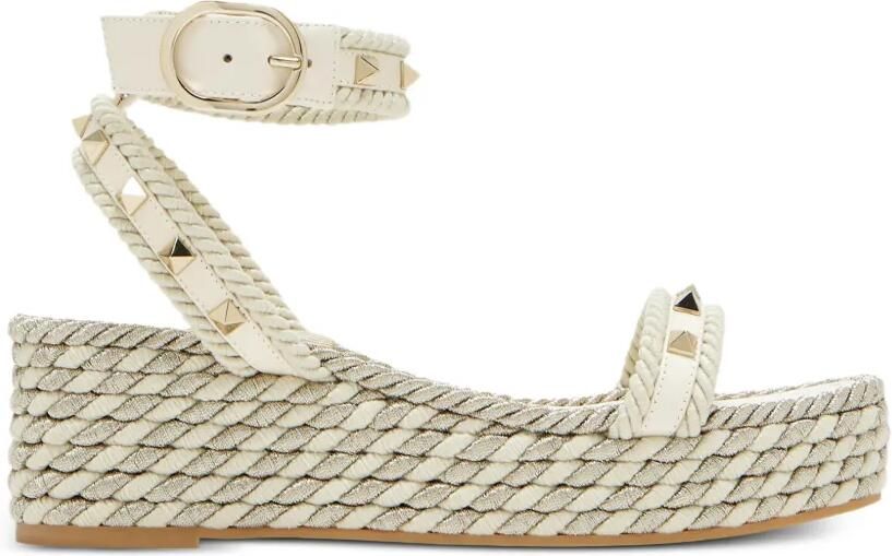 Valentino Garavani Rockstud sandalen met plateauzool Beige