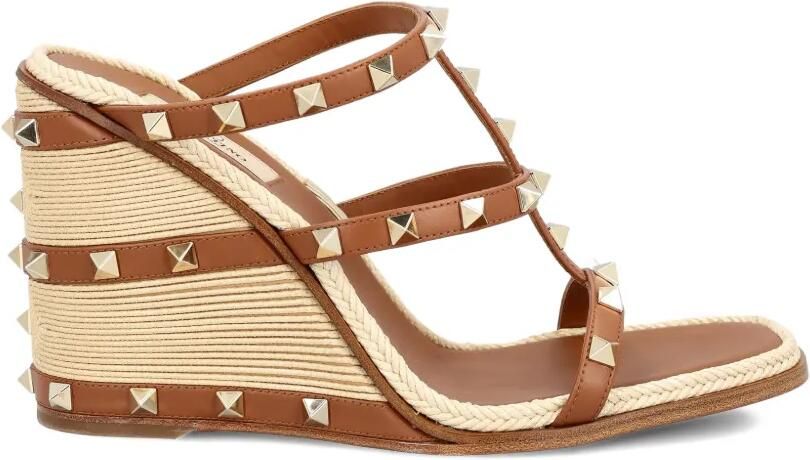 Valentino Garavani Rockstud sandalen met sleehak Bruin