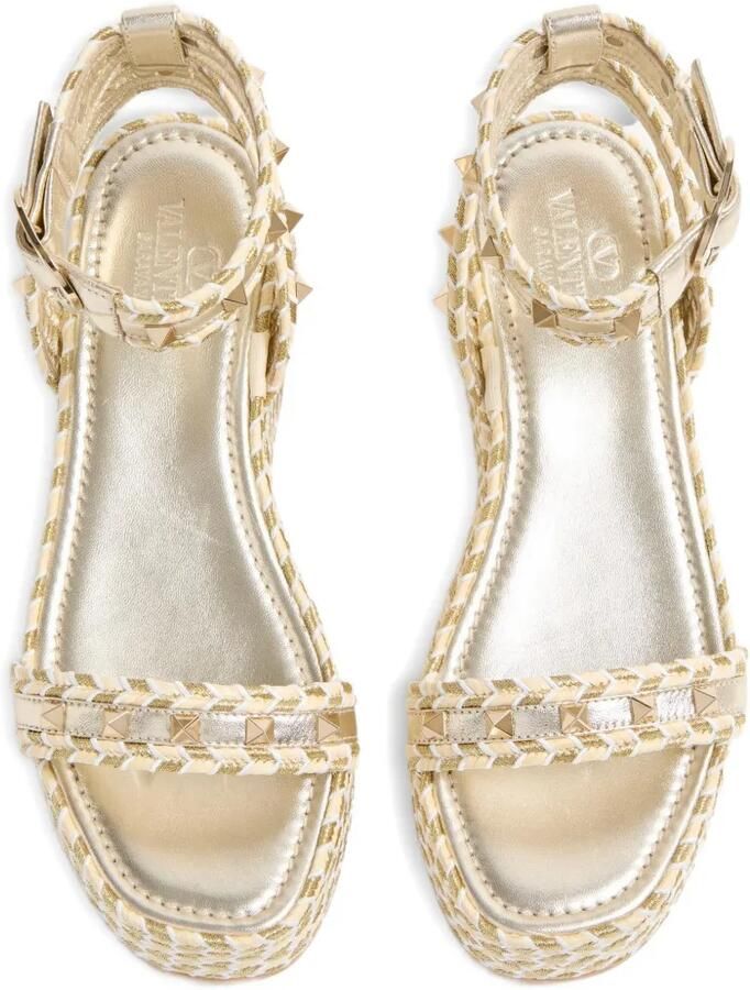 Valentino Garavani Rockstud sandalen van gelamineerd nappaleer met plateauzool (45 mm) Beige - Foto 2