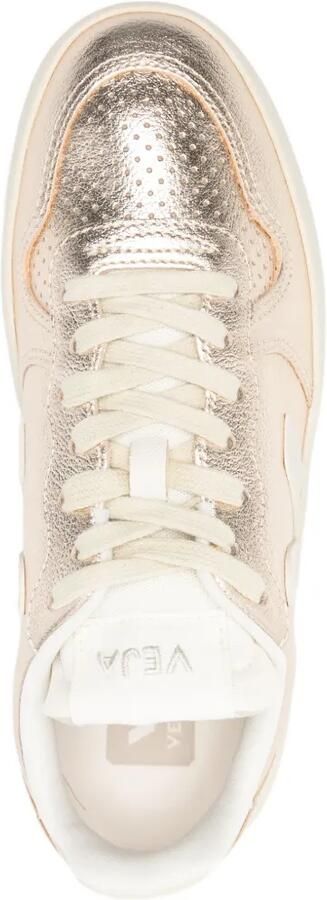VEJA V-10 sneakers met geperforeerde neus Goud