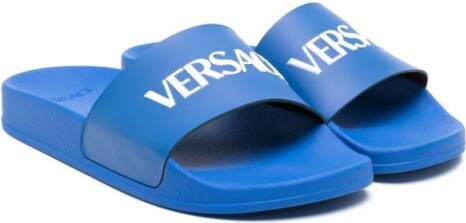Versace Kids Teenslippers met logo-reliëf Blauw