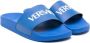 Versace Kids Teenslippers met logo-reliëf Blauw - Thumbnail 1