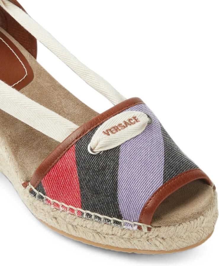 Versace Lola gestreepte sandalen met sleehak Beige - Foto 3