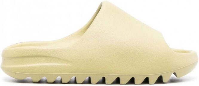 Adidas Yeezy Slippers met geribbelde zool Groen