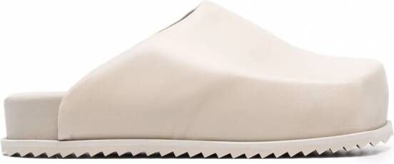 YUME Truck muiltjes van imitatieleer Beige