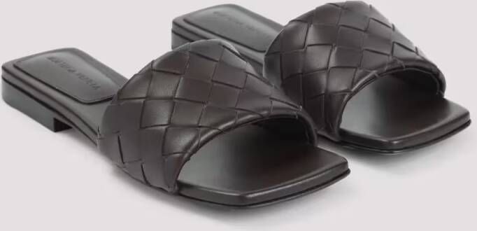 Bottega Veneta Sandalen Woven Nappa Leather Sandals With Flat Sole in grijs