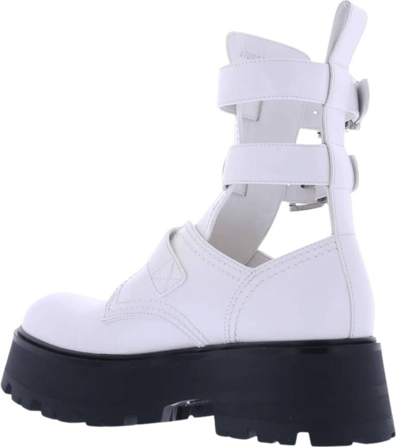 alexander mcqueen Boots Leather Ankle Boots in wit