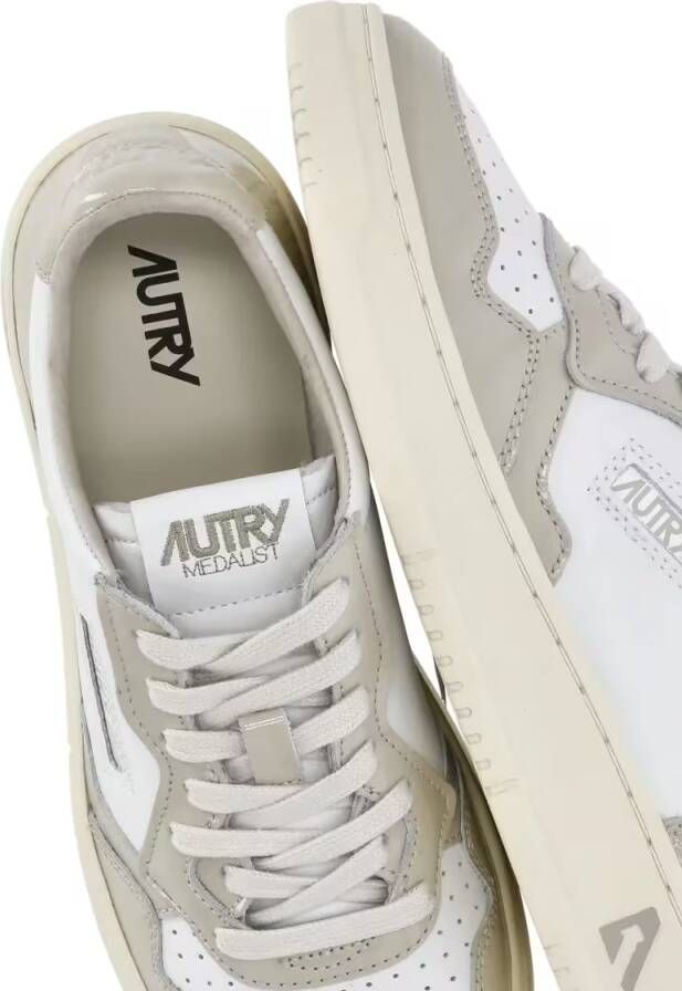 Autry Low-Top Sneakers White Leather Sneakers in wit