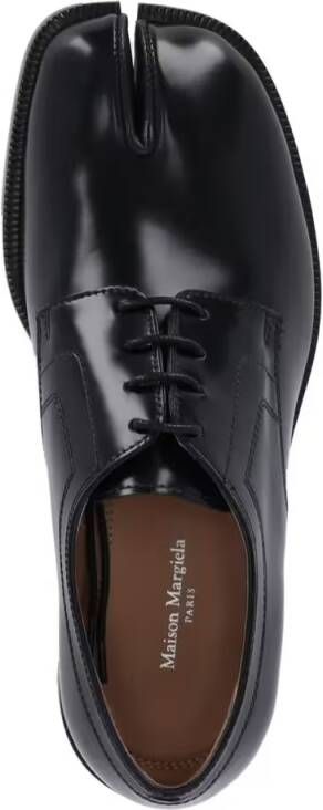 Maison Margiela Low-Top Sneakers Refined Black Leather Derby Shoes With Tabi Detail in zwart