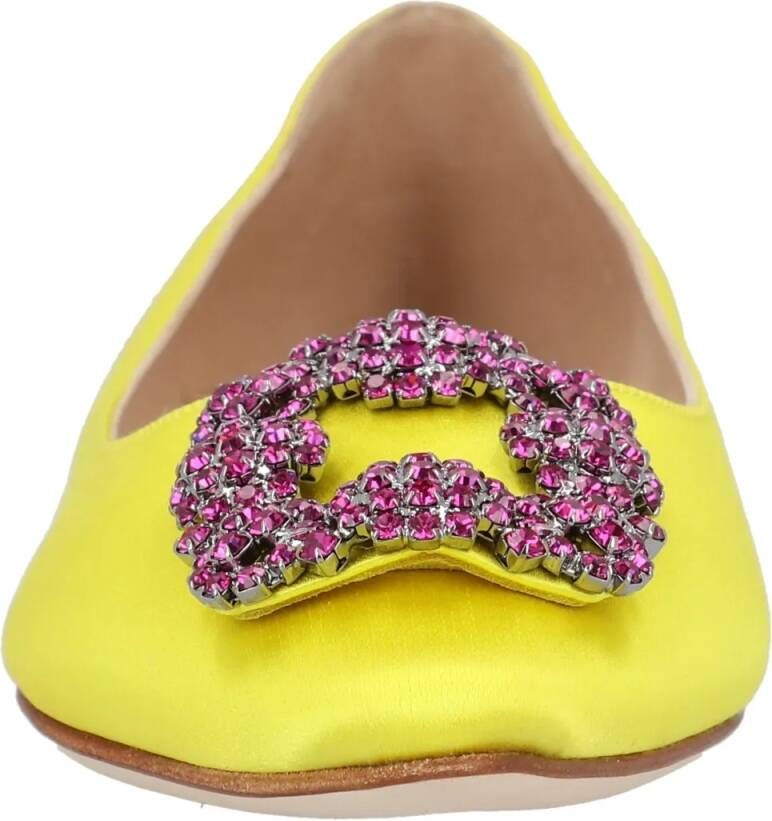 Manolo Blahnik Hangisi Flat Yellow in geel