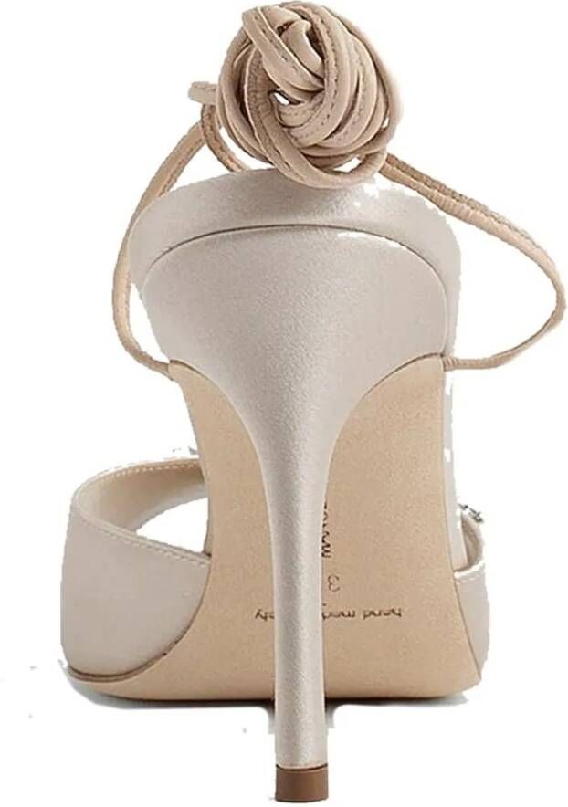 Manolo Blahnik Sandalen Plumena 090 Satin Sandals in beige