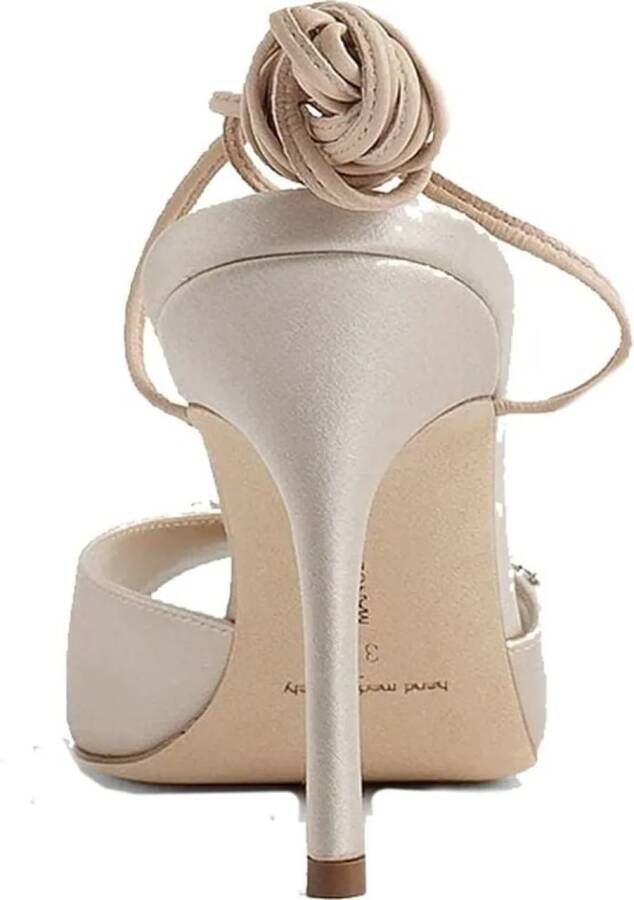 Manolo Blahnik Sandalen Plumena 090 Satin Sandals in beige