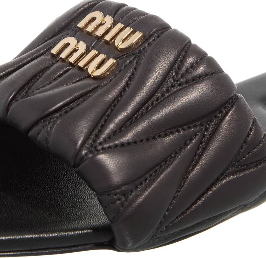 Miu Sandalen Matelasse Slides in zwart