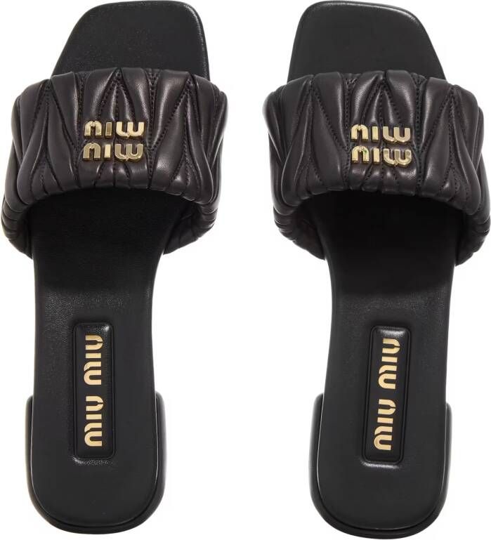 Miu Sandalen Matelasse Slides in zwart