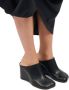 MM6 Maison Margiela Slippers & Mules Leather Mules in zwart - Thumbnail 4