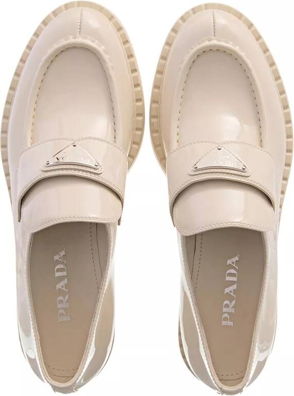 Prada Loafers & ballerina schoenen Triangle Logo Leather Loafers in crème