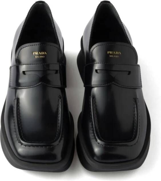 Prada Sole Black Flat Shoes With Glossy Finish And Moder in zwart
