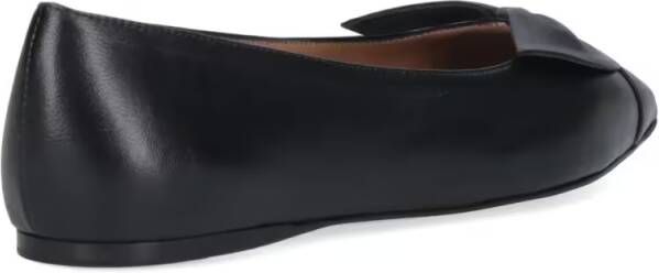 Salvatore Ferragamo Pointed Toe Black Nappa Flats in zwart