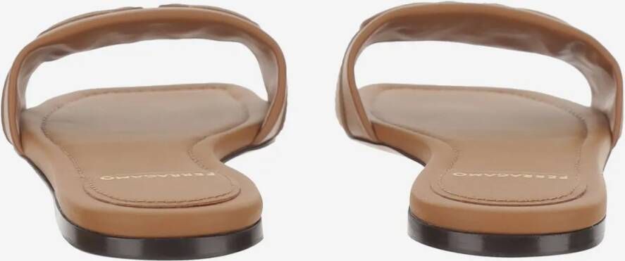 Salvatore Ferragamo Sandalen Leather Flat Sandals With Logo in bruin