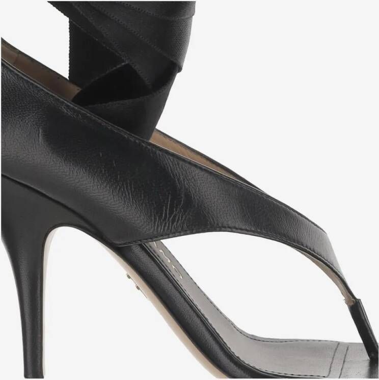 Salvatore Ferragamo Sandalen Leather Sandal With Open Toe And Roll-Up Strap in zwart
