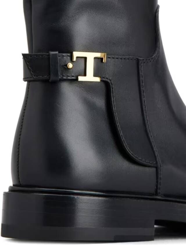 TOD'S Boots Minimalist Black Ankle Boots With Gold Accent in zwart