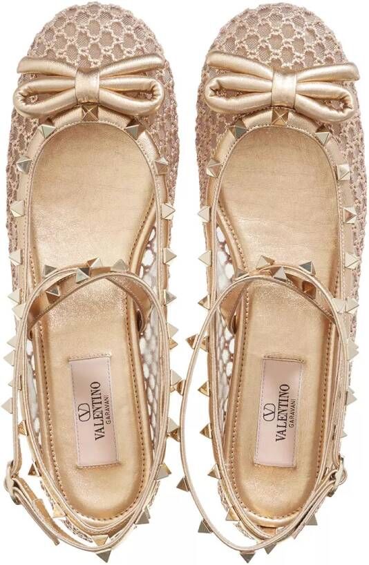 Valentino Garavani Loafers Ballerina Rockstud in goud