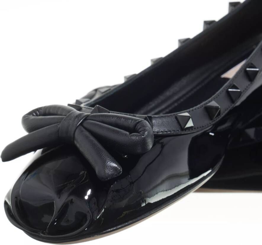 Valentino Garavani Loafers Ballerina Rockstud in zwart
