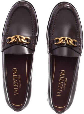 Valentino Garavani Loafers & ballerina schoenen V-Logo Chain Mocassin Leather in bruin