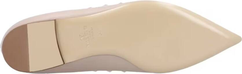 Valentino Garavani Pointed Toe Flat Shoes With Gold-Tone Rockstuds in roze