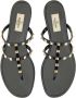 Valentino Garavani Rubber "Rockstud" Low Sandal in zwart - Thumbnail 3