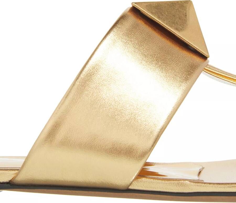 Valentino Garavani Sandalen Leather Sandals in goud