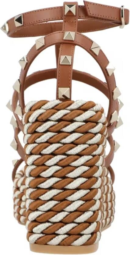 Valentino Garavani Sandalen Rockstud Calfskin Wedges With Straps in bruin