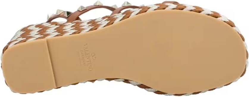 Valentino Garavani Sandalen Rockstud Calfskin Wedges With Straps in bruin