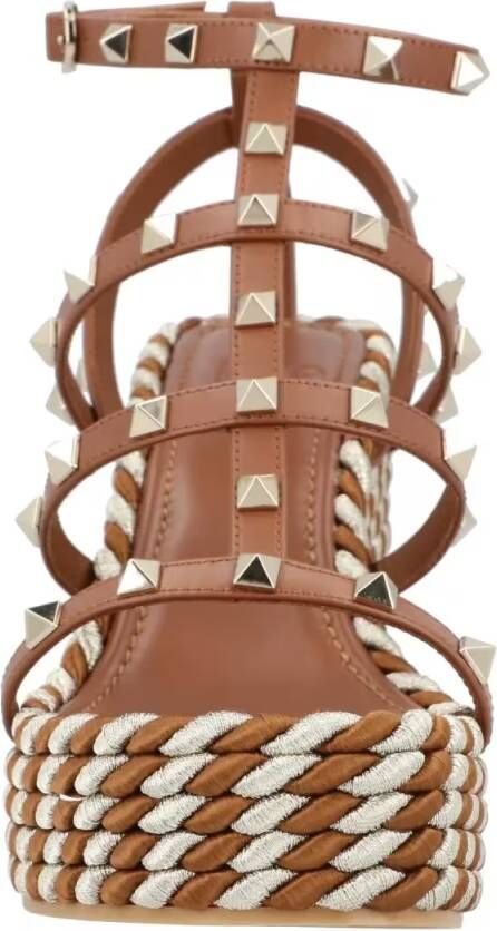 Valentino Garavani Sandalen Rockstud Calfskin Wedges With Straps in bruin